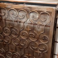 2 copricaloriferi in ferro "lavorati"