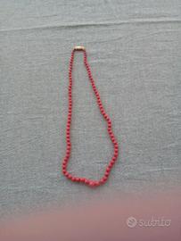 Collana in corallo con fermaglio in oro