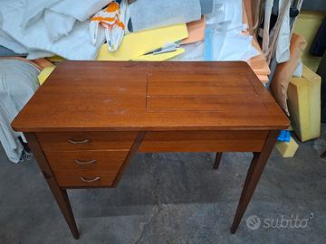 macchina da cucire elettrica degli anni 60