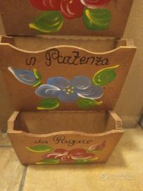 porta posta e panchettini in legno