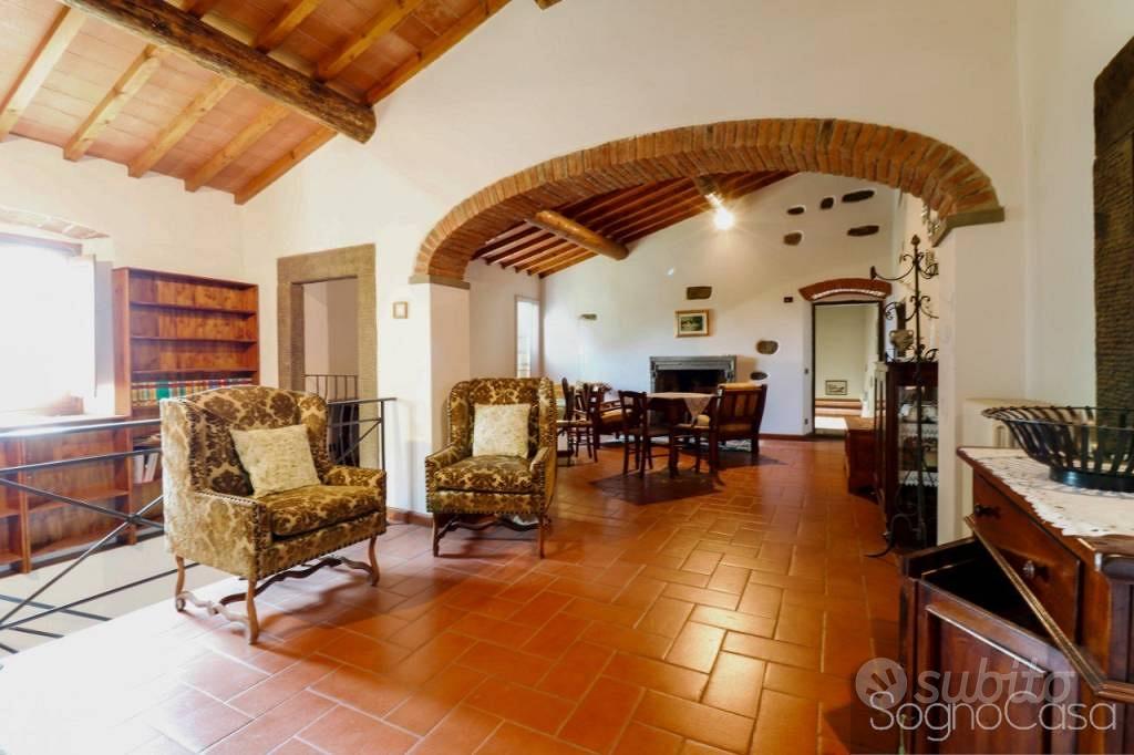 Rustico / Casale di 601 m² con più di 5 locali e p - Altro