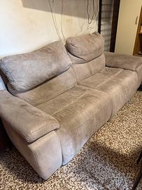 Divano con piedi sollevabili con telecomando