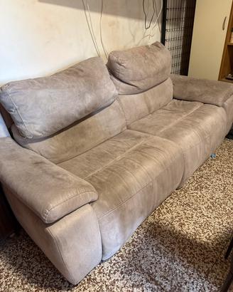 Divano con piedi sollevabili con telecomando