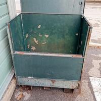 cassone in ferro porta giornali