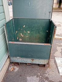 cassone in ferro porta giornali