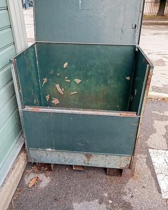 cassone in ferro porta giornali