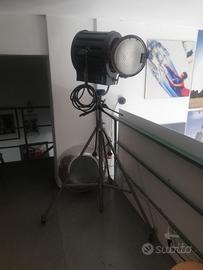 Faro spot cinematografico con stativo e lampada