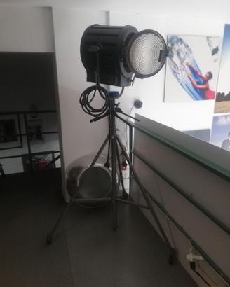 Faro spot cinematografico con stativo e lampada