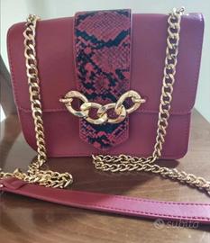 Borsa rossa a tracolla