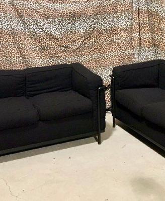 Due Divani Cassina Le Corbusier in panno nero