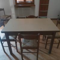 cucina con tavolo e 4 sedie