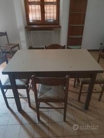 cucina con tavolo e 4 sedie