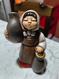 donna con anfore presepe Giubileo Thun 