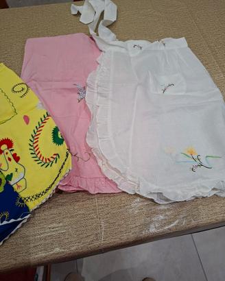 grembiuli ricamati a mano sono 4