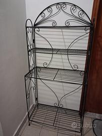 Scaffale in ferro colore nero per giardino