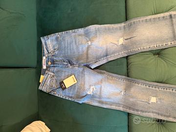 Jeans nuovi, mai indossati, ancora con etichetta.