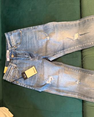 Jeans nuovi, mai indossati, ancora con etichetta.