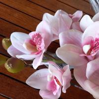 Composizione di fiori artificiali