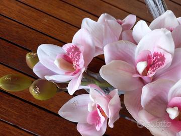 Composizione di fiori artificiali