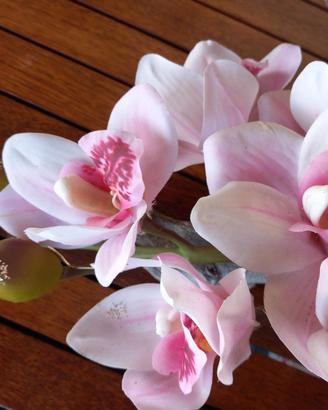 Composizione di fiori artificiali