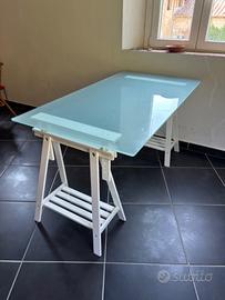 scrivania con piano in vetro