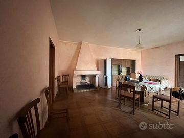 Indipendente su due livelli con cortile