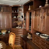 mobile e tavolo rotondo con sedie anni 70 