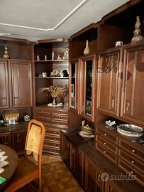 mobile e tavolo rotondo con sedie anni 70 