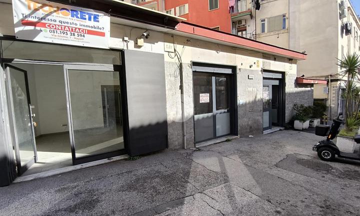 NEGOZIO A NAPOLI