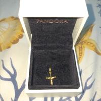 ciondolo in oro della croce con il corpo di Cristo