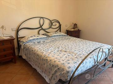 Camera da letto completa di como', due comodini, a