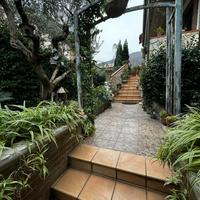 Porzione di villa bifamiliare ben collegata