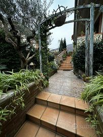 Porzione di villa bifamiliare ben collegata