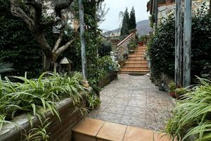 Porzione di villa bifamiliare ben collegata