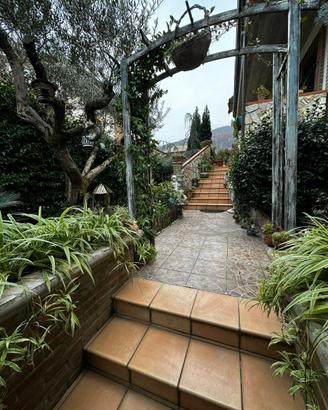 Porzione di villa bifamiliare ben collegata