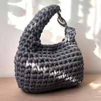 Borsa grigia all’uncinetto con moschettoni