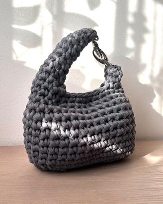 Borsa grigia all’uncinetto con moschettoni