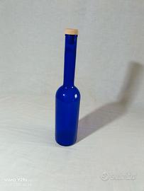 Bottiglia in vetro blu cobalto vintage