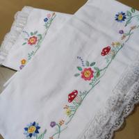 Corredini ricamati a mano