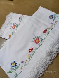 Corredini ricamati a mano