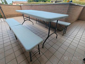 tavolo pieghevole e due panche pieghevoli 