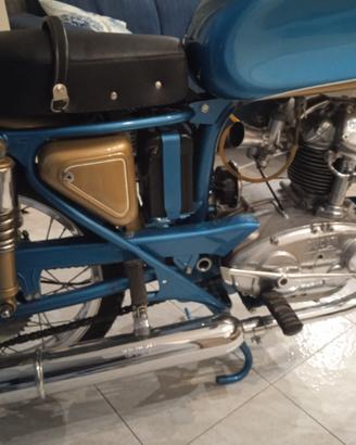 Moto Ducati 125 Sport oro