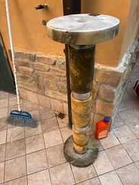 Colonnina in marmo,macina in pietra