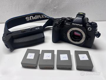Olympus OM-D EM-1 I + obiettivi + 4 batterie +grip