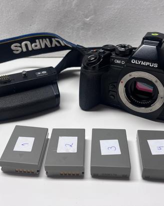 Olympus OM-D EM-1 I + obiettivi + 4 batterie +grip
