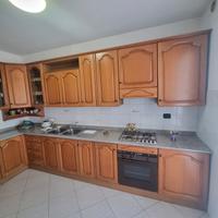 cucina angolare completa di eletromestici funziona