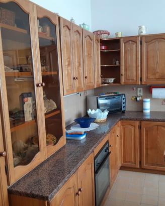 Cucina in legno massello con tavolo e sedie