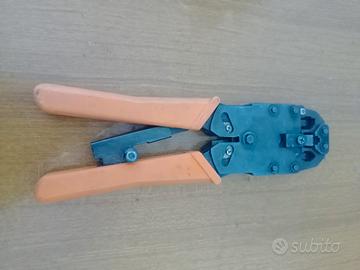 Pinza crimpatrice per connettori dati