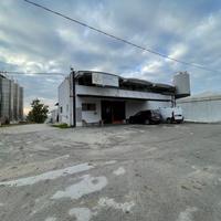 Cantina vinicola con attrezzature e capannone