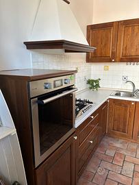 Cucina con sportelli in castagno